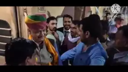 कुचामन सिटी: रेलवे स्टेशन पर पूर्व मुख्यमंत्री गहलोत के स्वागत में उमड़ा जनसैलाब, महेंद्र चौधरी के नेतृत्व में हुआ अभिनंदन