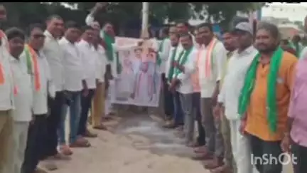 కథలాపూర్: రైతు భరోసా సంబరాల్లో కాంగ్రెస్ నేతలు,రైతన్నలు