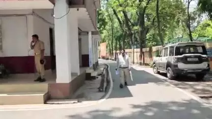 उन्नाव: नगर पंचायत नवाबगंज में ग्राम समाज की जमीन पर दबंग महिला का कब्जा, पीड़ित ने DM से की शिकायत