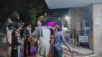 श्रीविजयनगर के हरिपुर रोड पर अज्ञात हादसे में दो लोग हुए चोटिल, राहगीर ने थ्री व्हीलर से चिकित्सालय पहुंचाया