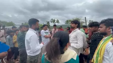 आदिवासियों के हक और अधिकार को टूटने नहीं देगें आज खीवनी में आदिवासीयों के घर उजाड़ दिए गए थे उसके विरोध में धरना दिया  वही पर पूरा प्रशासन के समक्ष अपनी बात रखी