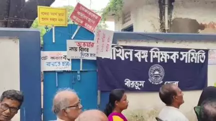 সিউড়ি ১: বামেদের একাধিক সংগঠনের পক্ষ থেকে একাধিক দাবিতে সিউড়িতে জেলা পরিষদের পাশের রাস্তায় অবস্থান বিক্ষোভ করল