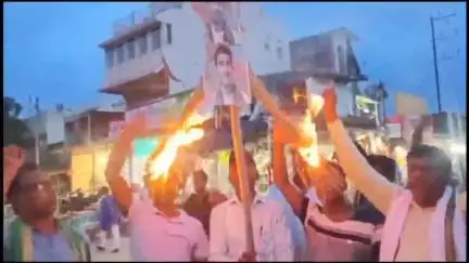 चंदनकियारी: सुभाष चौक में JLKM ने आजसू सुप्रीमो और मांडू विधायक का पुतला दहन कर जताया विरोध