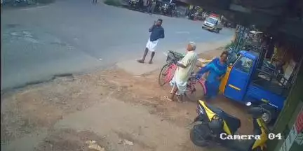കൊല്ലം: പ്രായപൂർത്തിയാകാത്ത കുട്ടികളുടെ മത്സരയോട്ടം, പാരിപ്പള്ളിയിൽ ബൈക്കിടിച്ച് 70കാരന് ഗുരുതര പരിക്ക്, CCTV ദൃശ്യം