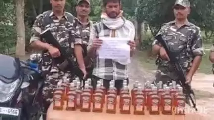 मधवापुर: मधवापुर SSB कैम्प के जवानों ने 41 बोतल शराब और बाइक के साथ एक धंधेबाज को किया गिरफ्तार