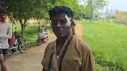 திருவள்ளூர்: திருத்தணி அருகே பஸ் படிக்கட்டில் தொங்கியபடி பயணம் செய்ததை எச்சரித்த அரசு பேருந்து நடத்துனரை  தாக்கிய அரசு பள்ளி மாணவர்