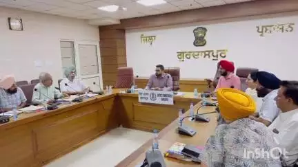 ਗੁਰਦਾਸਪੁਰ: ਗੁਰਦਾਸਪੁਰ ਦੇ ਜ਼ਿਲ੍ਹਾ ਪ੍ਰਬੰਧਕੀ ਕੰਪਲੈਕਸ ਵਿਖੇ ਡਿਪਟੀ ਕਮਿਸ਼ਨਰ ਸ੍ਰੀ ਦਲਵਿੰਦਰਜੀਤ ਸਿੰਘ ਨੇ ਅਧਿਕਾਰੀਆਂ ਨਾਲ ਕੀਤੀ ਮੀਟਿੰਗ