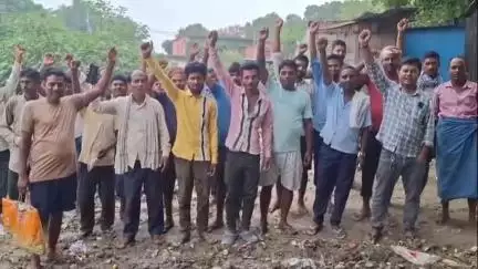 रघुनाथपुर: राजपुर में नई सब्जी मंडी खोलने की मांग को लेकर ग्रामीणों का प्रदर्शन