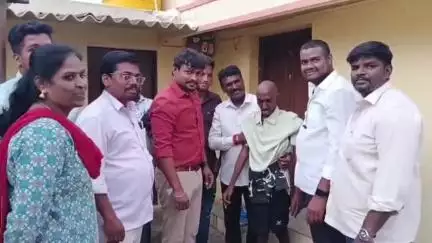 தேன்கனிகோட்டை: கெலமங்கலம் அருகே உடல் மெலிந்து சாலையோரம் கிடந்த நபரை மீட்ட மருத்துவக்குழுவினருக்கு பாராட்டு