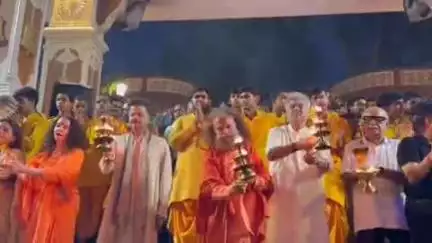 ऋषिकेश: फिल्म अभिनेता अनिल कपूर और उनके भाई, प्रोड्यूसर डायरेक्टर बोनी कपूर ने परमार्थ निकेतन में गंगा आरती में किया सहभाग