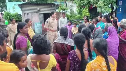 యనకండ్లలో శక్తి యాప్, పోక్సో కేసులు, సైబర్ క్రైమ్, బాల్య వివాహాలపై అవగాహన కల్పించిన మహిళా పోలీస్ స్టేషన్ సీఐ గౌతమి
