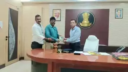 सुकमा: छत्तीसगढ़ श्रमजीवी पत्रकार संघ ने टेलीफोन डायरेक्ट्री सुकमा के कलेक्टर एवं एसपी को भेंट की