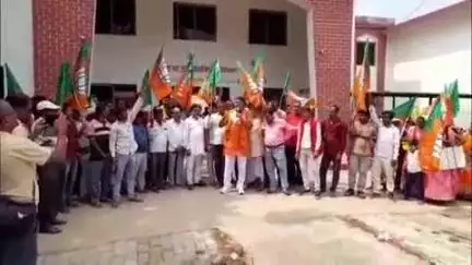 सारठ: पूर्व MLA के नेतृत्व में BJP कार्यकर्ताओं का सारठ प्रखंड में विरोध प्रदर्शन, हेमंत सरकार पर वादा खिलाफी का आरोप