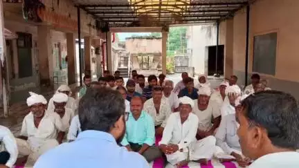 વડગામ: ધારાસભ્ય જીગ્નેશ મેવાણી પોતાના મતવિસ્તારમાં અનેક ગામોમાં ગ્રામજનો સાથે સંવાદ યોજાયો