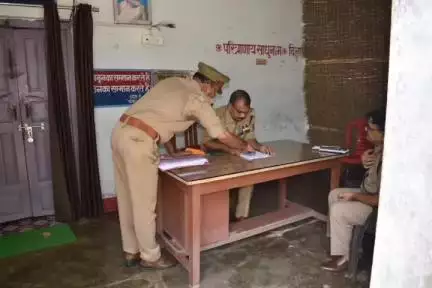जालौन: पुलिस अधीक्षक डॉ. दुर्गेश कुमार सिंह ने जालौन चौकी का किया आकस्मिक निरीक्षण, दिए आवश्यक दिशा निर्देश