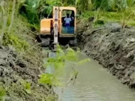 ভাঙড় ১: খাল খননের মাধ্যমে বোদরা গ্রাম পঞ্চায়েতের অন্তর্গত চাঁদপুর এলাকার দীর্ঘদিনের জল নিকাশের সমস্যার সমাধান