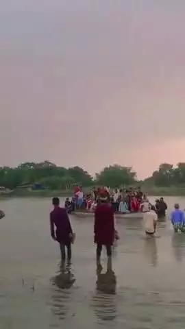 ठाकुरगंज: दल्लेगांव पंचायत में अधूरा पुल होने से नाव से ससुराल पहुंची दुल्हन, वीडियो वायरल #viral