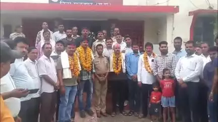 घुवारा: भगवा थाने से स्थानांतरित पुलिसकर्मियों को दी गई भावभीनी विदाई