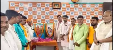 बलिया: भाजपा कार्यालय पर गोंड विरांगना महारानी दुर्गावती का बलिदान दिवस मनाया गया