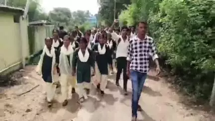 चक्रधरपुर: जेएलएन कॉलेज में इंटर की पढ़ाई बंद होने पर विद्यार्थियों ने निकाली रैली, सांसद आवास पर जताया रोष