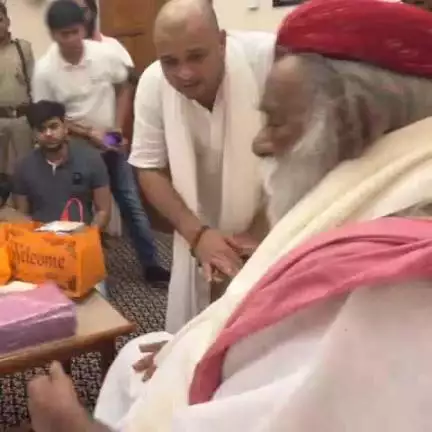 चुनार: सक्तेशगढ़ में अड़गड़ानंद महाराज का आशीर्वाद लेने परिवार समेत पहुंचे धर्मेंद्र यादव