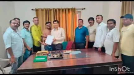 पतरातू: पतरातु में पेयजल समस्या को लेकर विधायक प्रतिनिधिमंडल ने शेष परिसंपदा पदाधिकारी कार्यालय में स्टेट ऑफिसर को सौंपा ज्ञापन