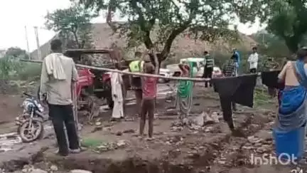 मैहर: सढेरा गांव में प्रशासनिक दबाव से बिना मुआवज़े के मकान गिराया, किसान परेशान