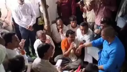 रहली: देवरी चौधरी में दलित युवक की हत्या, PCC चीफ पहुंचे गांव, परिजनों से की मुलाकात