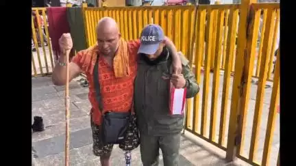 रुद्रप्रयाग: केदारनाथ धाम में फायरमैन ने निभाया मानवता का फर्ज, असमर्थ तीर्थयात्री को कराए बाबा केदार के दर्शन
