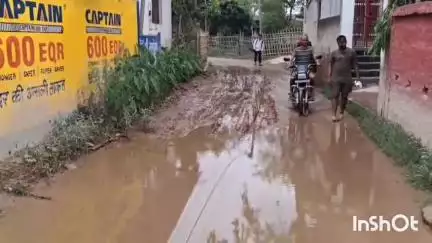 बेनीपट्टी: परसौना पंचायत के जरेल गांव में सड़क पर वर्षा का पानी जमने से राहगीरों को हो रही परेशानी