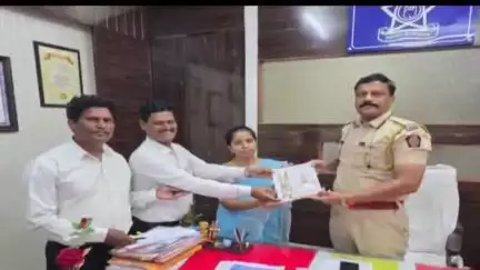 शिरूर: शिरूर पोलिसांची कौतुकास्पद कामगिरी; चोरीस गेलेले सोन्याचे दागिने महिलेस केले परत