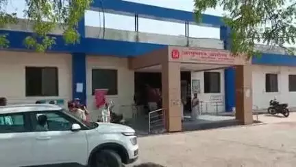 किनवट: जिल्हा परिषदेच्या मुख्य कार्यकारी अधिकारी मेघना कावली यांनी केली इस्लापूर प्राथमिक आरोग्य केंद्राची पाहणी
