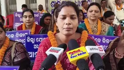 ବଲାଙ୍ଗୀର: ଜିଲ୍ଲା ପରିଷଦ କାର୍ଯ୍ୟାଳୟରେ ଧାରଣା ଦେଇ ପ୍ରତିକ୍ରିୟା ରଖିଲେ ଜିଲ୍ଲା ପରିଷଦ ସଭାପତି ଦେବକୀ ସାହୁ