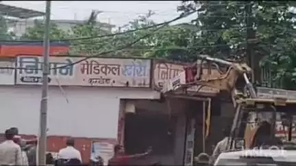 कुरखेडा: शहरातील जून्या बसस्थानक जवळील अतिक्रमण धारकाच्या पक्क्या बांधकामावर नगरपंचायतचा बूलडोजर