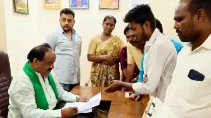 ನವಲಗುಂದ: ಪಟ್ಟಣದ ತಾ.ಪಂ ಆವರಣದ ಜನಸಂಪರ್ಕ ಕಚೇರಿಯಲ್ಲಿ ಶಾಸಕ ಕೋನರಡ್ಡಿ ಜನತಾ ದರ್ಶನ