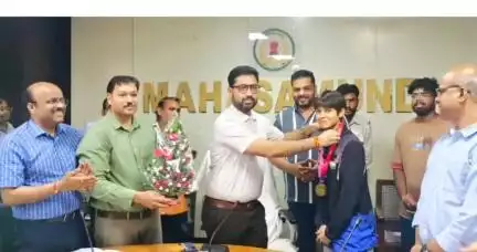 महासमुंद: मालदीव में स्वर्ण पदक जीतने वाली दिव्या को कलेक्टर लंगेह ने दी बधाई