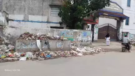 বলরামপুর: খবরের জেরে ও বিদ্যালয় কর্তৃপক্ষের অভিযোগে বলরামপুর লালমতি উচ্চ মাধ্যমিক বালিকা বিদ্যালয়ের পাশের ডাস্টবিন ভাঙল পঞ্চায়েত