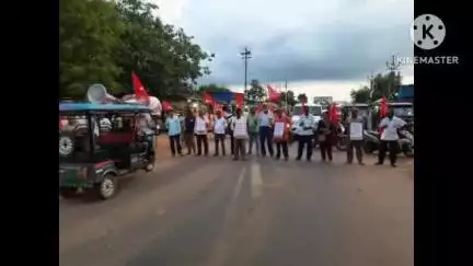 বাঁকুড়া ১: কালীগঞ্জে নাবালিকাকে খুনের প্রতিবাদে পোয়াবাগানে বিক্ষোভ মিছিল ও পথ অবরোধ CPI(M)-র