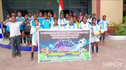 বর্ধমান ১: বর্ধমান মিউনিসিপাল বয়েজ স্কুলের মাঠে আয়োজিত অনূর্ধ্ব 17 বছর বালিকা বিভাগের সুব্রতকাপ ফুটবল প্রতিযোগিতা