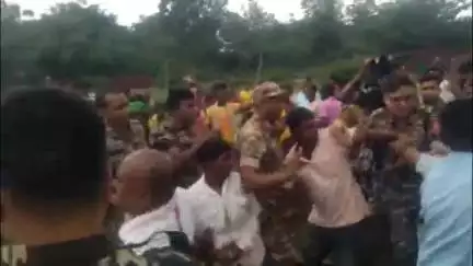 বাঘমুণ্ডী: অযোধ্যা পাহাড়ে সিধু-কানহু মূর্তি স্থাপনকে ঘিরে দুই পক্ষের তুমুল লড়াই; পুলিশের লাঠিচার্জ, আটক একাধিক