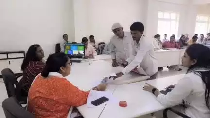 खरगौन: कलेक्टर कार्यालय में आयोजित जनसुनवाई में 76 आवेदन हुए प्राप्त, अपर कलेक्टर व संयुक्त कलेक्टर ने सुनीं समस्याएँ