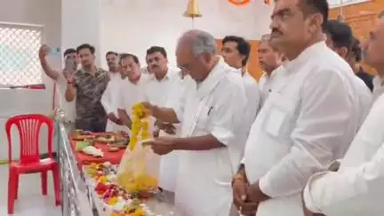 ब्यावरा: प्रदेश के पूर्व CM दिग्विजय सिंह ने ब्यावरा स्थित श्रीराम मंदिर में की पूजा-अर्चना
