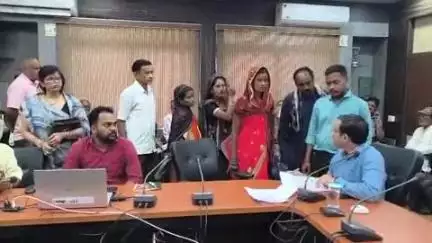 जैतहरी: भूमि नक्शे में गड़बड़ी से परेशान एक व्यक्ति ने कलेक्ट्रेट पहुंचकर दिया आवेदन