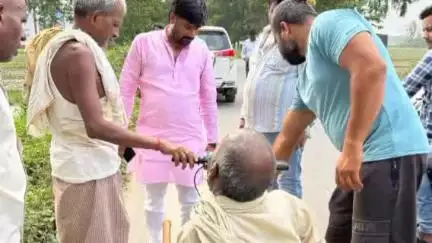 सहजनवा: पाली ब्लॉक के जोगिया चौराहे पर ट्राइसाइकिल पलटने से घायल विकलांग व्यक्ति को घघसरा नगर अध्यक्ष ने अस्पताल पहुँचाया