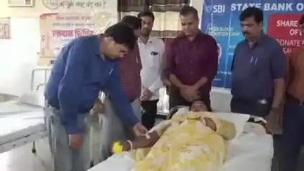 महेशपुर: महेशपुर अस्पताल में जिला प्रशासन और स्टेट बैंक द्वारा रक्तदान शिविर का आयोजन, बैंक प्रबंधक ने किया रक्तदान