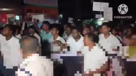 ডিফু: হত্যাকাৰীক ফাঁচিৰ দাবীত 
মঙলবাৰে সন্ধিয়া বিভিন্ন জাতি জনগোষ্ঠীৰ লোকৰ বোকাজানত তীব্ৰ প্ৰতিবাদ