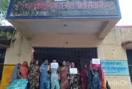 अटरू: कवाई में मनरेगा कार्य बंद होने पर महिलाओं ने मंगलवार को किया धरना प्रदर्शन