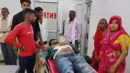 इटावा: ऊसराहार के सरला गेस्ट हाउस के पास टेंट हाउस से सामान निकालने पहुंचा युवक तेज रफ्तार बाइक की टक्कर से हुआ घायल