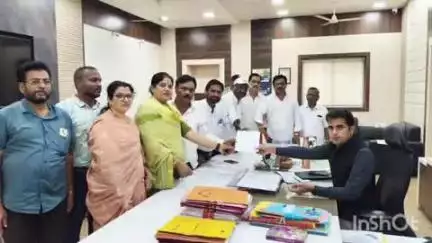 यवतमाळ: हिंदी भाषेच्या सक्तीच्या विरोधात काँग्रेस कमिटीचे जिल्हाधिकाऱ्यांना निवेदन