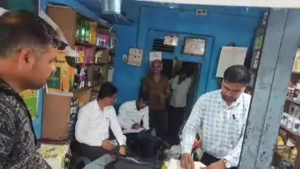 केसली: खाद, बीज और कीटनाशक दुकान में अनियमितताएं मिलने पर दुकान सील